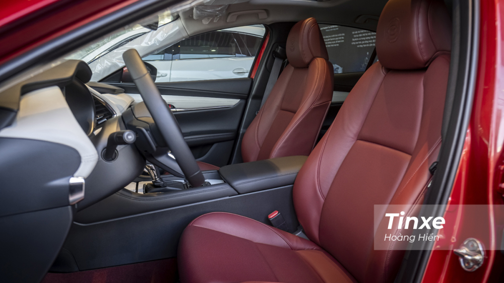 Bên trong chiếc Mazda3 phiên bản 100 năm, khách hàng sẽ được trải nghiệm nội thất bọc da cao cấp màu đỏ. Bên trong chiếc Mazda3 phiên bản 100 năm, khách hàng sẽ được trải nghiệm nội thất bọc da cao cấp màu đỏ.