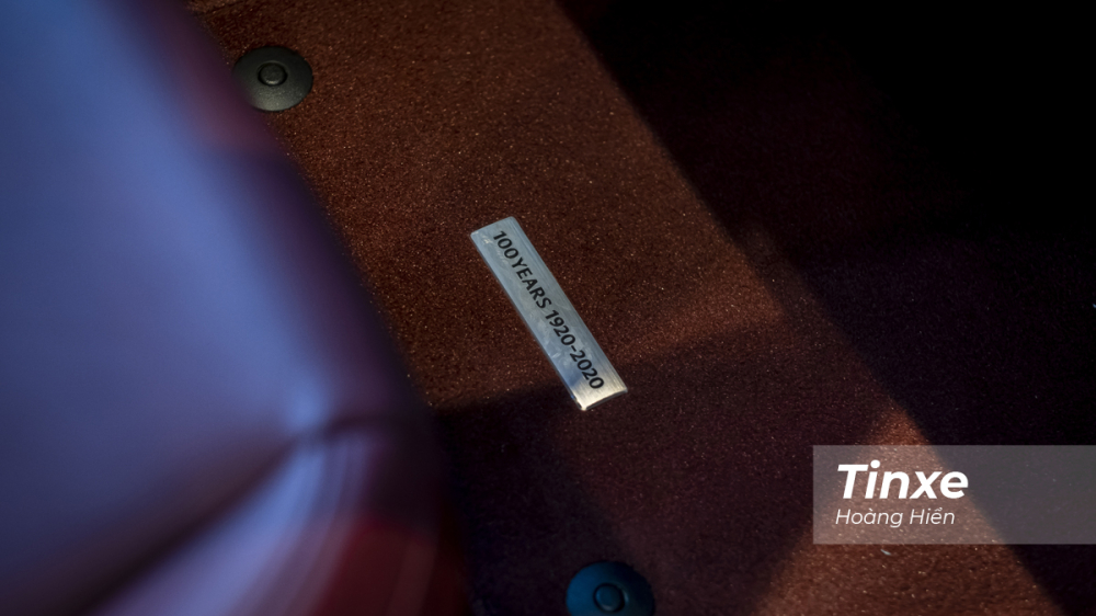 Ngay cả ở vị trí thảm trải sàn, khách hàng cũng có thể nhìn thấy tem kỷ niệm phiên bản 100 năm. Ngay cả ở vị trí thảm trải sàn, khách hàng cũng có thể nhìn thấy tem kỷ niệm phiên bản 100 năm.