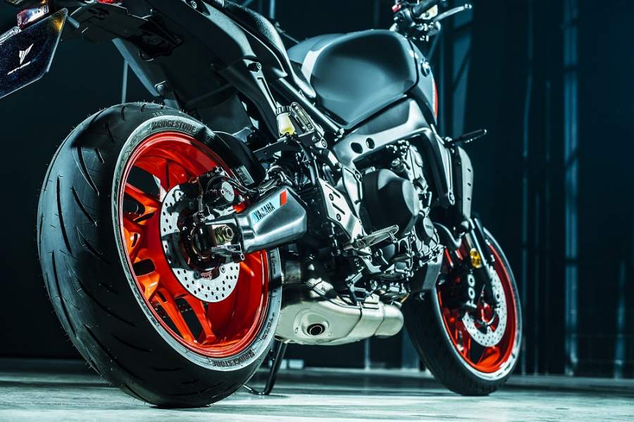 Gắp sau, ống xả và cặp vành khác biệt trên Yamaha MT-09 2021 Gắp sau, ống xả và cặp vành khác biệt trên Yamaha MT-09 2021