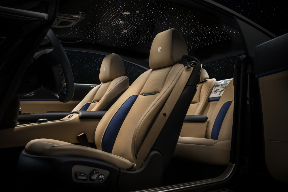 Headliner thể hiện bầu trời sao và Hệ Mặt trời Headliner thể hiện bầu trời sao và Hệ Mặt trời