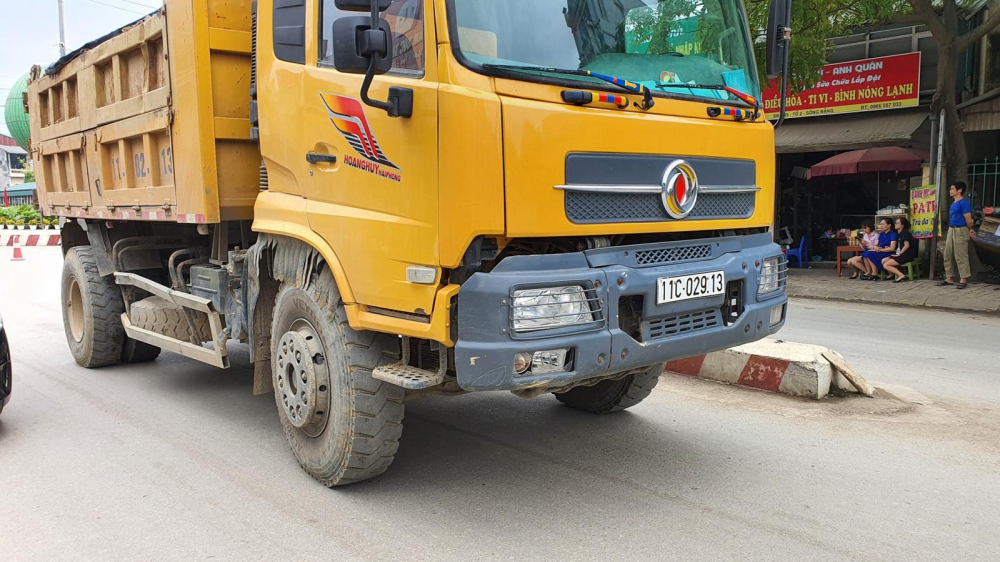 Chiếc xe ben tại hiện trường vụ tai nạn Chiếc xe ben tại hiện trường vụ tai nạn