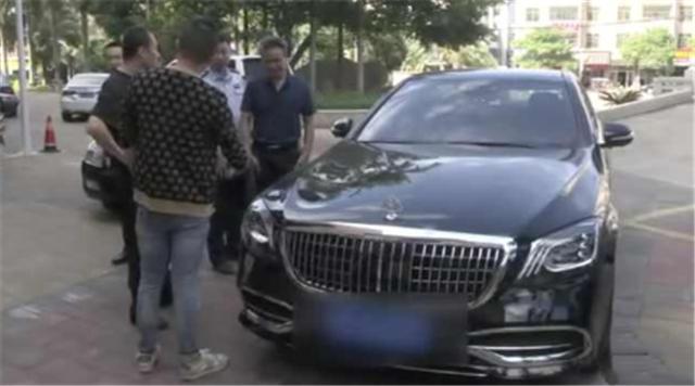Chiếc Mercedes-Maybach S-Class tại hiện trường sự việc Chiếc Mercedes-Maybach S-Class tại hiện trường sự việc