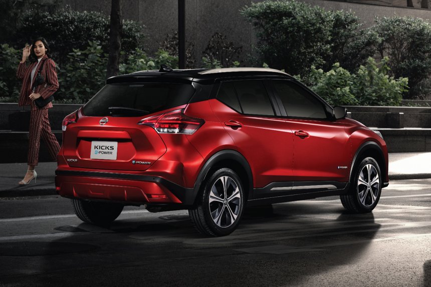 Nissan Kicks 2020 nhìn từ bên sườn và phía sau Nissan Kicks 2020 nhìn từ bên sườn và phía sau