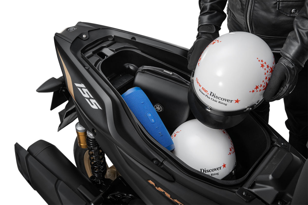 Cốp xe máy Yamaha NVX có dung tích 25 lít, có thể để vừa hai mũ nửa đầu và một số vật dụng cá nhân khác