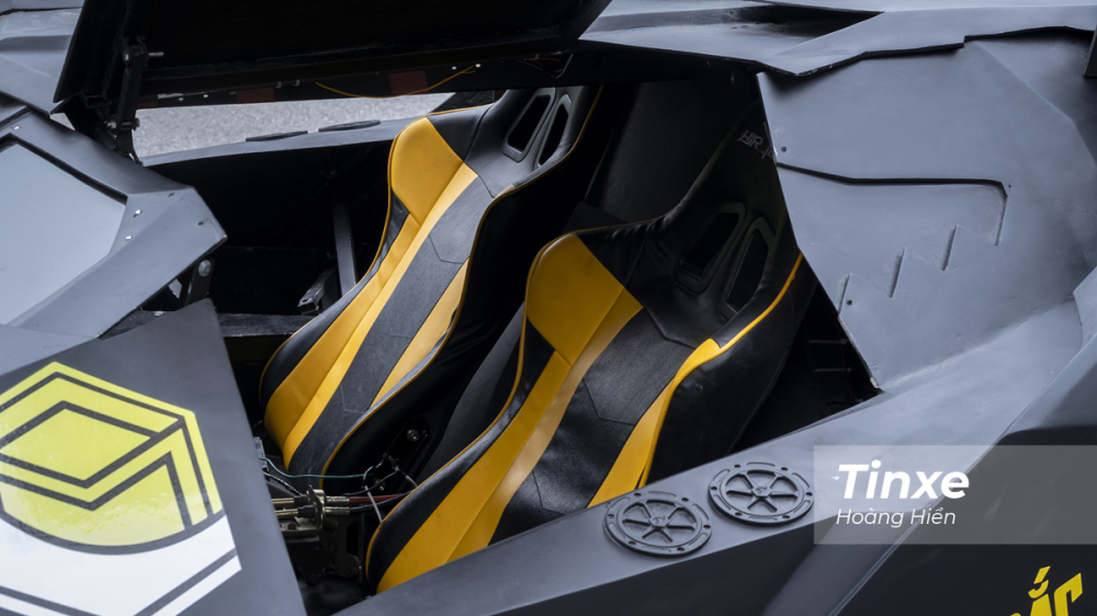 Ghế lái bên trong chiếc Bat Mobile made in Vietnam cũng là loại ghế thể thao được một người bạn của Đắc Chung tài trợ. Ghế lái bên trong chiếc Bat Mobile made in Vietnam cũng là loại ghế thể thao được một người bạn của Đắc Chung tài trợ.
