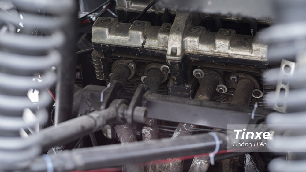 Khối động cơ 400cc được lấy ra từ một chiếc xe phân khối lớn Yamaha. Khối động cơ 400cc được lấy ra từ một chiếc xe phân khối lớn Yamaha.