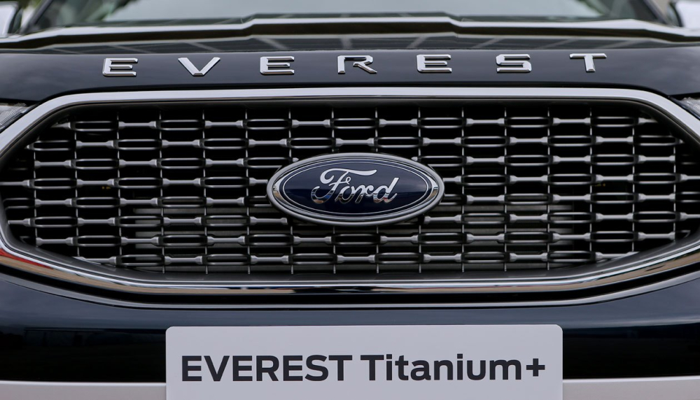 Cận cảnh lưới tản nhiệt mới và tem chữ nổi trên nắp ca-pô của Ford Everest 2021 Cận cảnh lưới tản nhiệt mới và tem chữ nổi trên nắp ca-pô của Ford Everest 2021