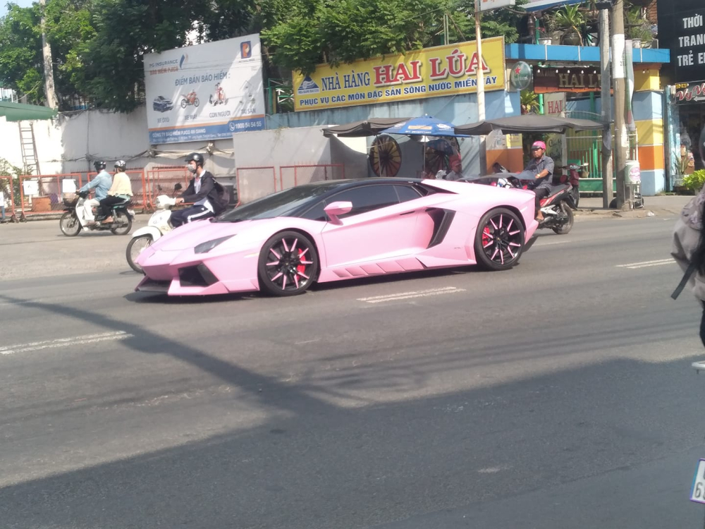 Chiếc Lamborghini Aventador LP700-4 mới thay áo màu hồng đậm còn có bản độ body kit carbon của Novitec