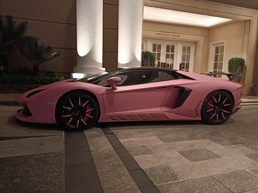 Cận cảnh vẻ đẹp của chiếc siêu xe Lamborghini Aventador LP700-4 màu hồng đậm mới được nữ chủ nhân cho thay áo