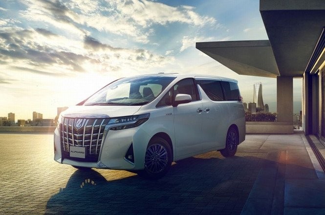 Vẻ ngoài sang trọng cùng kích cỡ tổng thể lớn của Toyota Alphard Luxury. Vẻ ngoài sang trọng cùng kích cỡ tổng thể lớn của Toyota Alphard Luxury.