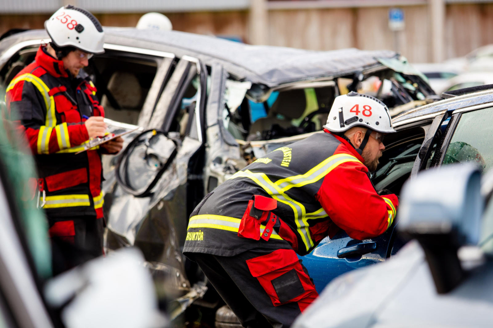 Đội ngũ chuyên gia giải cứu tai nạn tiến hành phân tích và tìm kiếm giải pháp tại hiện trường