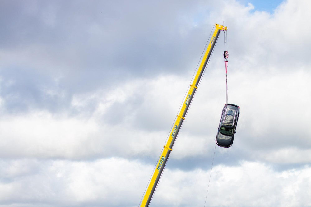 Thương hiệu Thụy Điển dùng cần cẩu để thả rơi xe từ độ cao 30 mét xuống đất