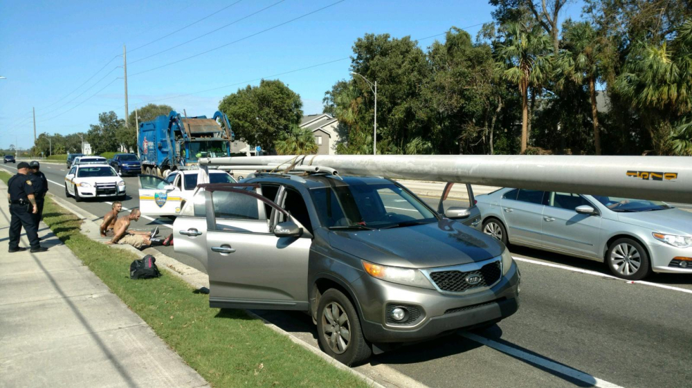 Chiếc Kia Sorento chở cột điện ăn trộm tại bang Florida cách đây 3 năm Chiếc Kia Sorento chở cột điện ăn trộm tại bang Florida cách đây 3 năm