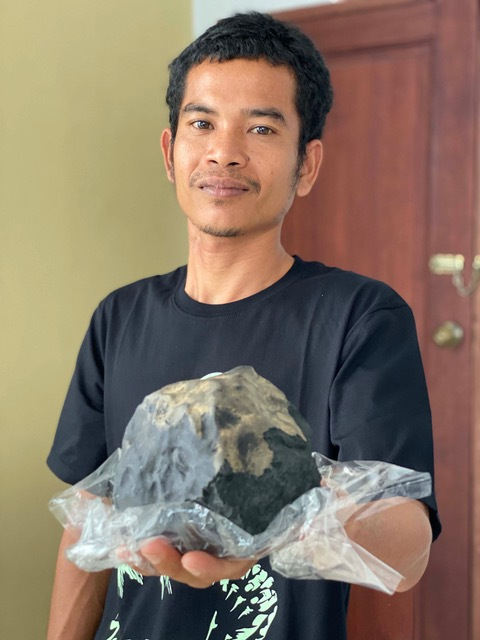 Josua Hutagalung cầm trên tay thiên thạch trị giá hàng triệu USD Josua Hutagalung cầm trên tay thiên thạch trị giá hàng triệu USD