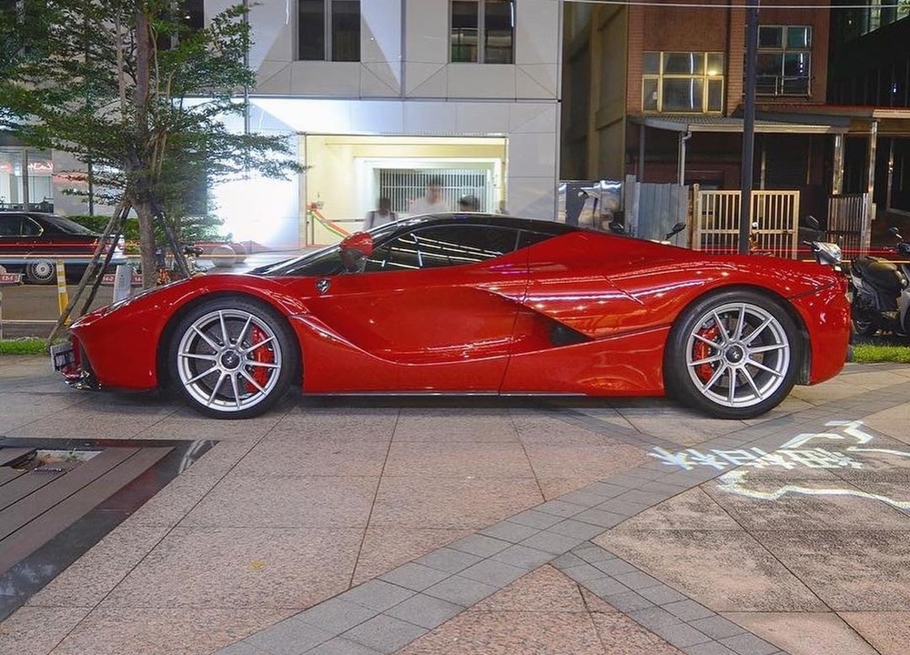 Ferrari LaFerrari màu đỏ trên đường phố Đài Loan Ferrari LaFerrari màu đỏ trên đường phố Đài Loan