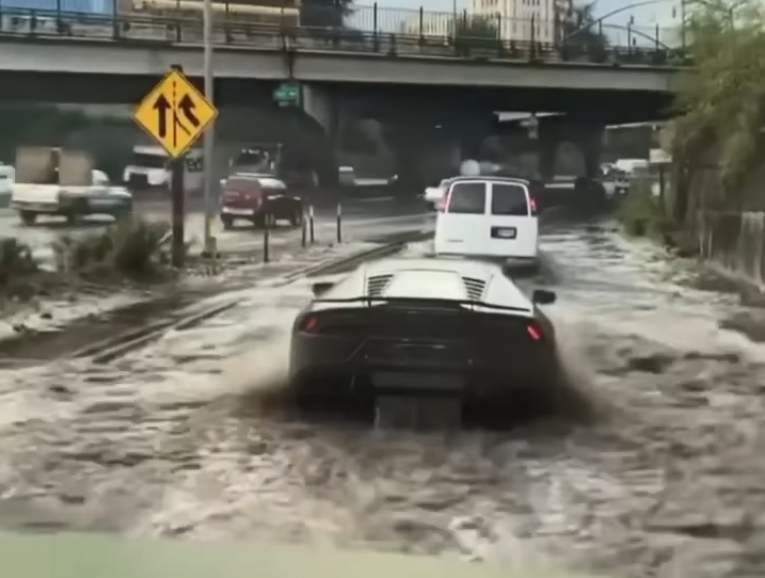 Siêu xe Lamborghini Huracan lội qua dòng nước lũ đục ngầu Siêu xe Lamborghini Huracan lội qua dòng nước lũ đục ngầu