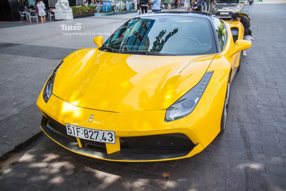 Diện mạo siêu xe Ferrari 488 GTB màu vàng của em trai Phan Thành Diện mạo siêu xe Ferrari 488 GTB màu vàng của em trai Phan Thành