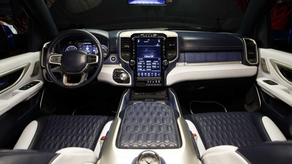 Nội thất xe được bọc da Foglizzo, trang bị một chiếc đồng hồ làm thủ công, một tủ lạnh tích hợp trong, và hệ thống điều hòa không khí tách biệt trước/sau