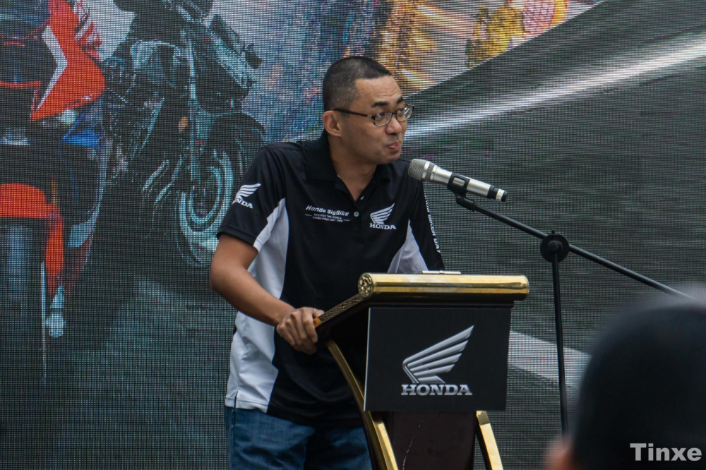 Ông Naoki Suiko phát biểu trước khi các biker xuất phát Ông Naoki Suiko phát biểu trước khi các biker xuất phát