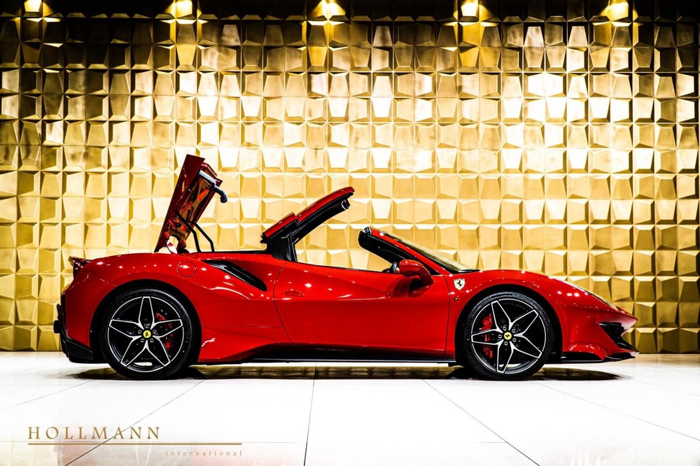 Siêu xe Ferrari 488 Pista Spider đã qua sử dụng hiện có giá rao bán trên các trang bán xe thế giới hơn 520.000 đô la, tương đương 12 tỷ đồng. 