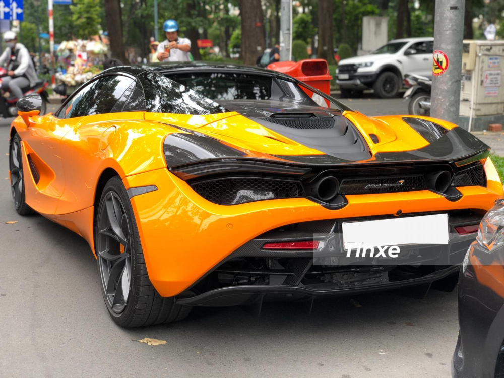 Đây cũng chính là 1 trong 8 chiếc siêu xe McLaren 720S Spider đang xuất hiện tại Việt Nam nhưng chỉ có 2 chiếc McLaren 720S Spider mang màu cam. 