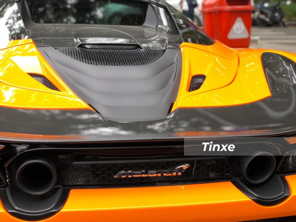 Hiện đây là chiếc siêu xe mui trần McLaren 720S Spider độc nhất vô nhị tại Việt Nam sở hữu cánh gió đuôi carbon rất cá tính và lạ mắt. Chi tiết này trên các siêu xe McLaren 720S Spider còn lại đang có mặt tại dải đất hình chữ S được sơn cùng màu với ngoại thất.