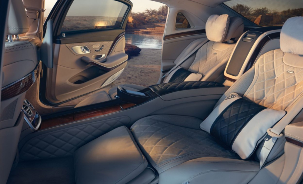 Bên trong Maybach S650 có đủ tiện nghi để làm hài lòng những vị khách VIP Bên trong Maybach S650 có đủ tiện nghi để làm hài lòng những vị khách VIP