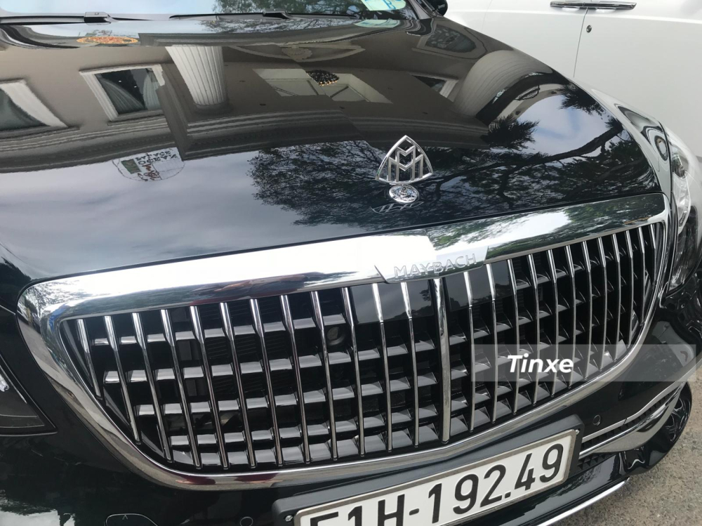 Chiếc xe được trang bị trọn bộ logo Maybach Chiếc xe được trang bị trọn bộ logo Maybach