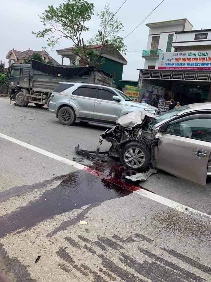 Chiếc ô tô Toyota Vios bị hư hỏng nặng sau tai nạn