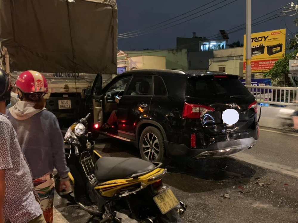 Chiếc xe Kia Sorento đang leo lên cầu An Sương thì tài xế cho xe giảm tốc độ đột ngột để tránh ngại vật Chiếc xe Kia Sorento đang leo lên cầu An Sương thì tài xế cho xe giảm tốc độ đột ngột để tránh ngại vật