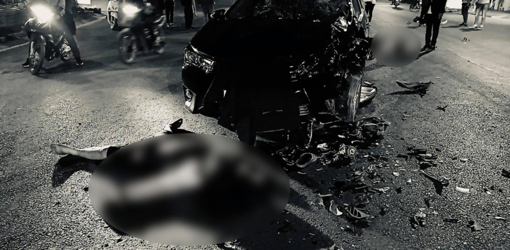 Hiện trường vụ tai nạn xe máy chở 3 học sinh tông vào xe Toyota khiến 3 người thương vong