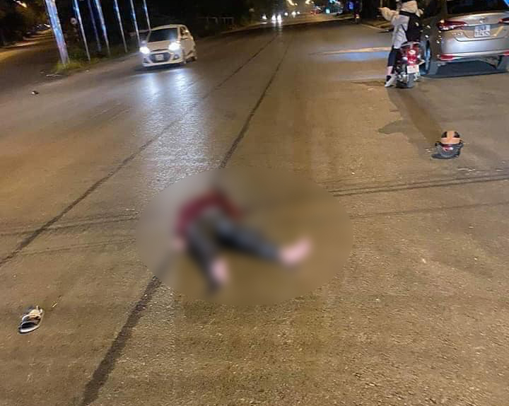 Một học sinh văng ra xa hơn 10 mét sau khi xe máy tông vào chiếc xe Toyota