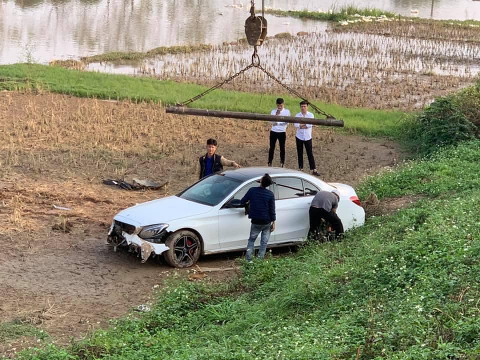 Chiếc Mercedes-Benz C300 được cẩu lên đường đê