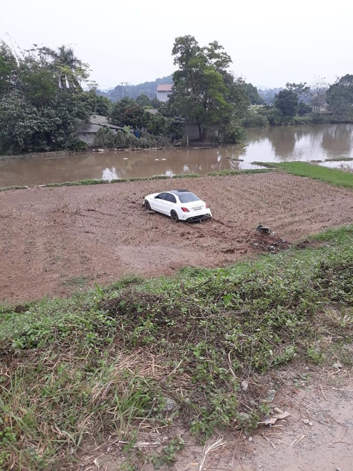 Chiếc Mercedes-Benz C300 lao từ trên đường đê xuống ruộng lúa