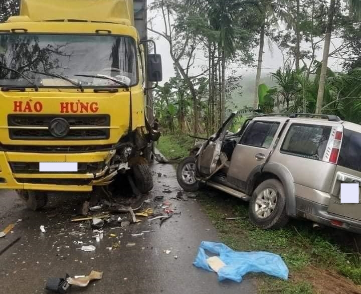 Chiếc xe 7 chỗ văng vào lề đường sau khi đối đầu với xe tải, cả 2 phương tiện hư hỏng nặng Chiếc xe 7 chỗ văng vào lề đường sau khi đối đầu với xe tải, cả 2 phương tiện hư hỏng nặng