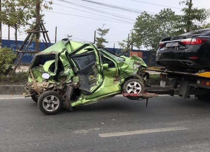 Đến hơn 8 giờ sáng cùng ngày, cả 2 chiếc ô tô được kéo đi khỏi hiện trường vụ tai nạn Đến hơn 8 giờ sáng cùng ngày, cả 2 chiếc ô tô được kéo đi khỏi hiện trường vụ tai nạn