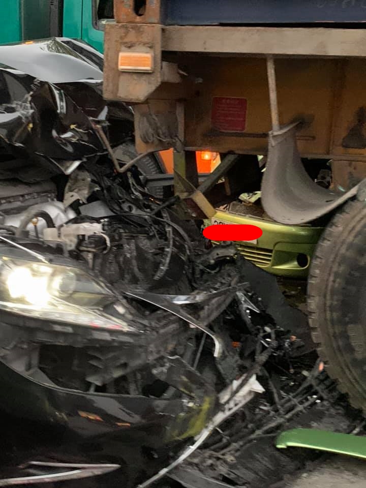 Hậu quả làm phần đầu xe Lexus ES đời cũ nát bét Hậu quả làm phần đầu xe Lexus ES đời cũ nát bét