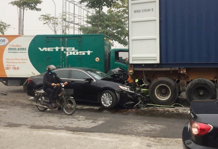 Chiếc xe thư báo của Viettel Post tông hàng loạt ô tô và xe container đang dừng chờ đèn đỏ Chiếc xe thư báo của Viettel Post tông hàng loạt ô tô và xe container đang dừng chờ đèn đỏ