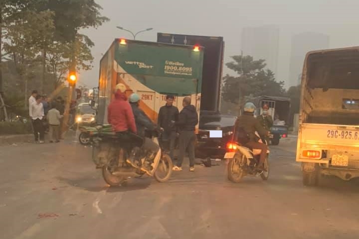 Hiện trường vụ tai nạn xe liên hoàn xảy ra Hà Nội vào sáng nay Hiện trường vụ tai nạn xe liên hoàn xảy ra Hà Nội vào sáng nay