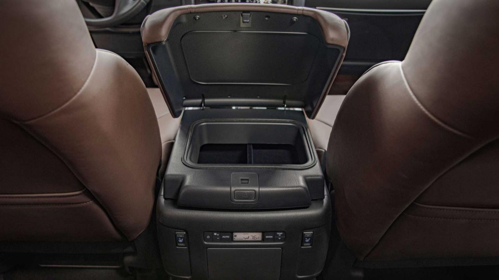 Ngăn chưa đồ dưới bệ tì tay trung tâm của Nissan Armada 2021 Ngăn chưa đồ dưới bệ tì tay trung tâm của Nissan Armada 2021