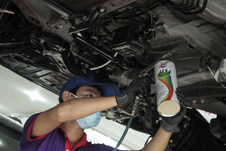 Quy trình sơn phủ gầm ô tô thường có 3 bước chính.