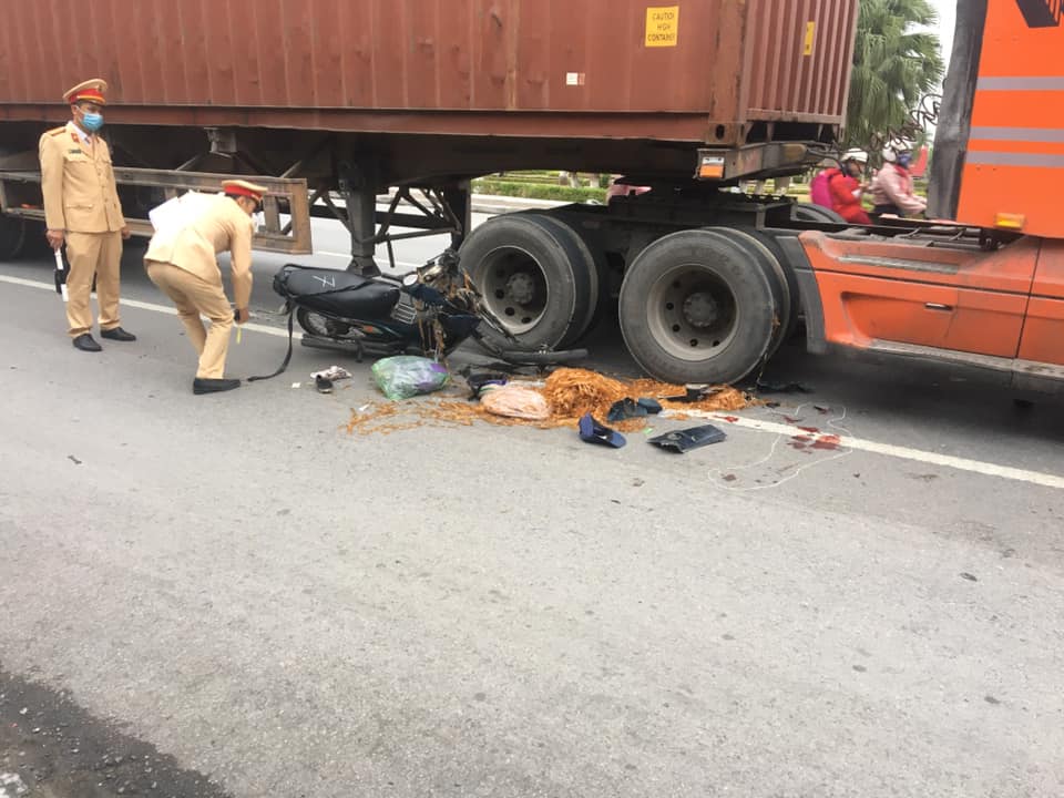 Bánh trước của chiếc xe máy gãy rời Bánh trước của chiếc xe máy gãy rời