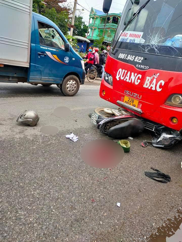 Chiếc xe máy hư hỏng nặng, nằm gưới gầm đầu xe khách Chiếc xe máy hư hỏng nặng, nằm gưới gầm đầu xe khách