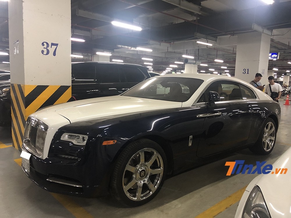 Chiếc xe siêu sang Rolls-Royce Wraith này có màu sơn nguyên bản là xanh và trắng