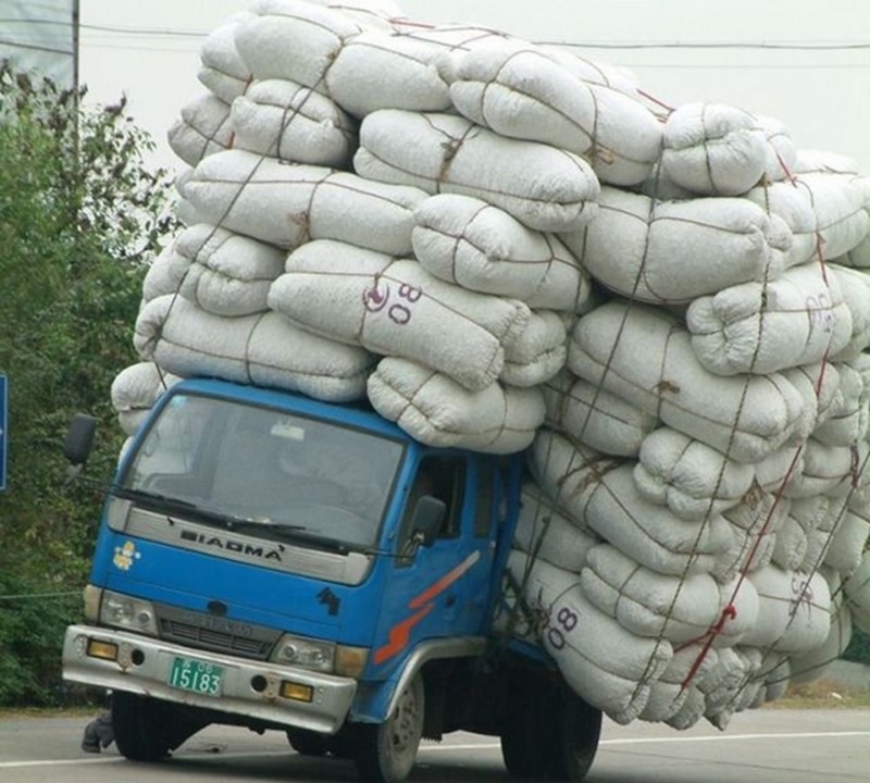 Mức phạt xe ô tô quá tải lên đến 16 triệu đồng đối với người điều khiển phương tiện. Mức phạt xe ô tô quá tải lên đến 16 triệu đồng đối với người điều khiển phương tiện.