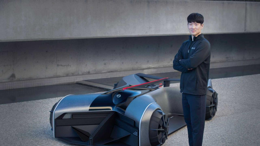 Nhà thiết kế Jaebum Nhà thiết kế Jaebum JB Choi và mô hình Nissan GT-R (X) 2050 kích thước thật