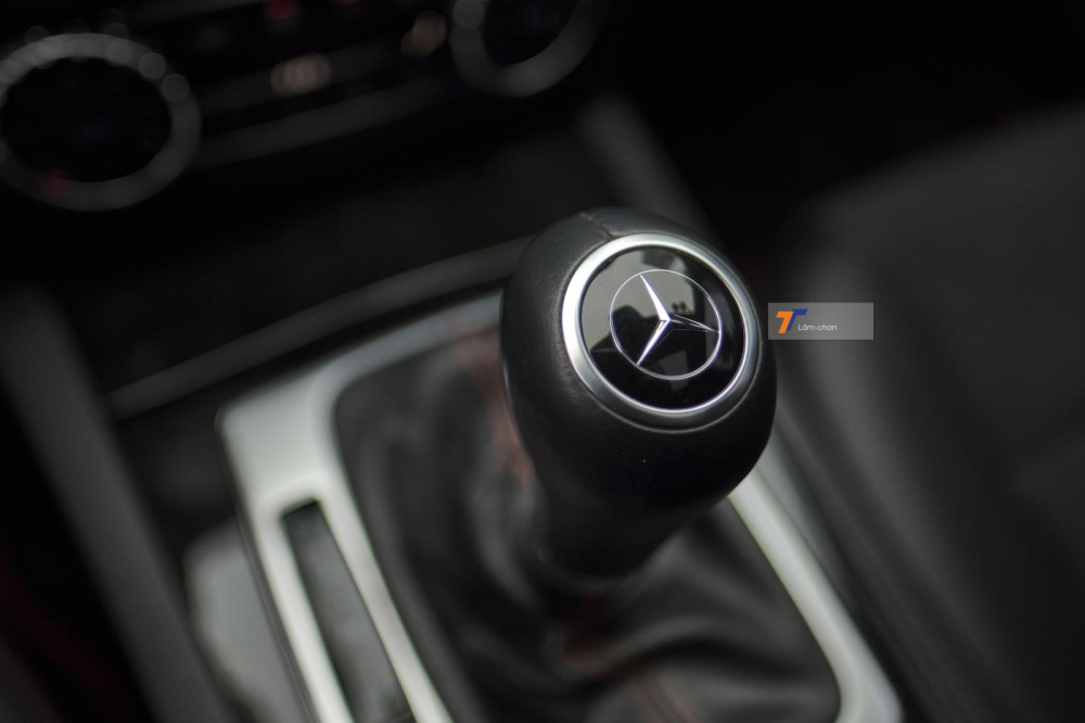 Cần số bọc da với logo Mercedes Cần số bọc da với logo Mercedes