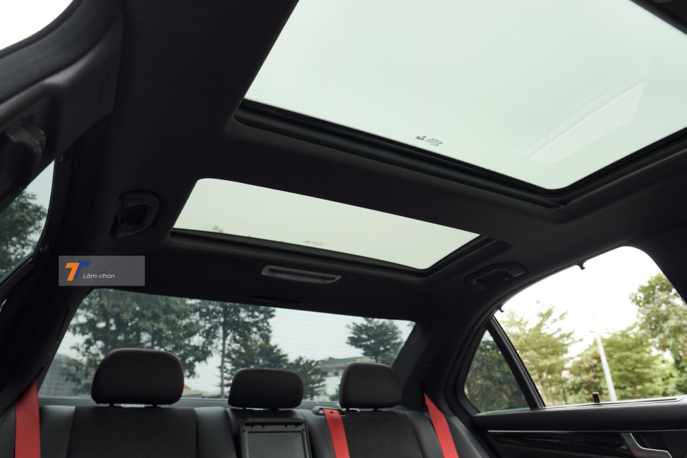 Cửa sổ trời panorama là một điểm cộng của Mercedes-Benz C 300 AMG Plus 2014 Cửa sổ trời panorama là một điểm cộng của Mercedes-Benz C 300 AMG Plus 2014