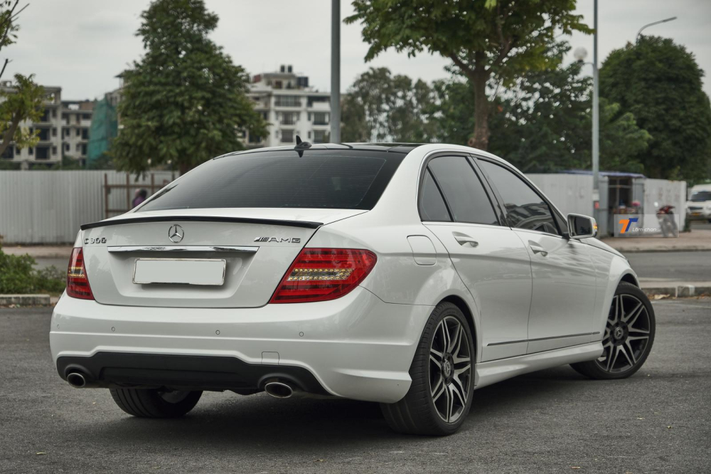 Ống xả kép khá hầm hố của Mercedes-Benz C 300 AMG Plus 2014 Ống xả kép khá hầm hố của Mercedes-Benz C 300 AMG Plus 2014