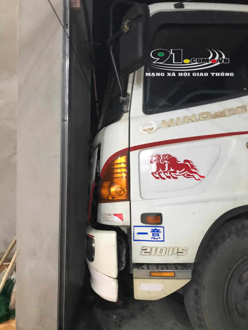 Chiếc ô tô tải tông vào bức tường của ngôi nhà mới xây Chiếc ô tô tải tông vào bức tường của ngôi nhà mới xây